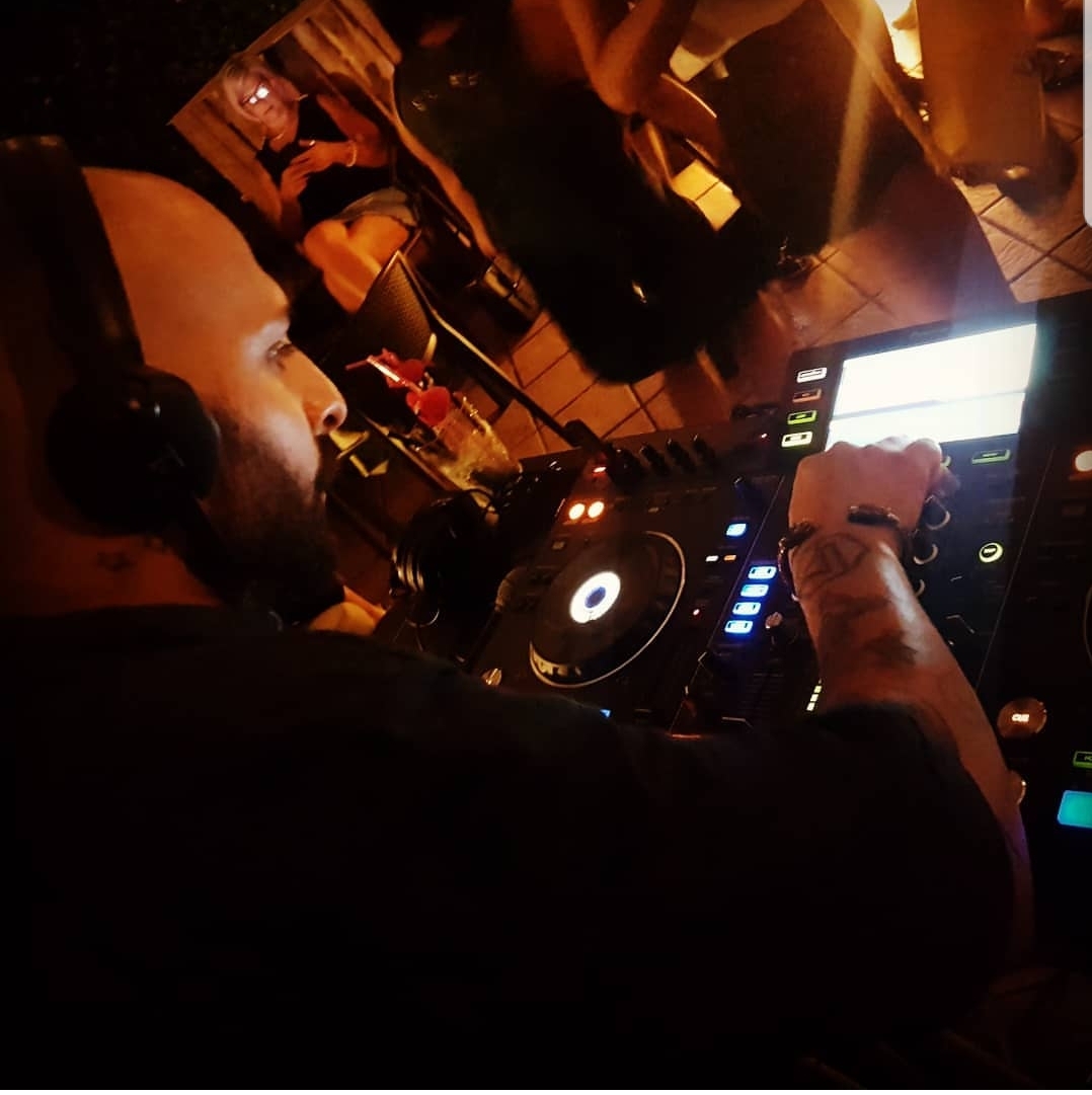 Foto 1 di DJ AXEL