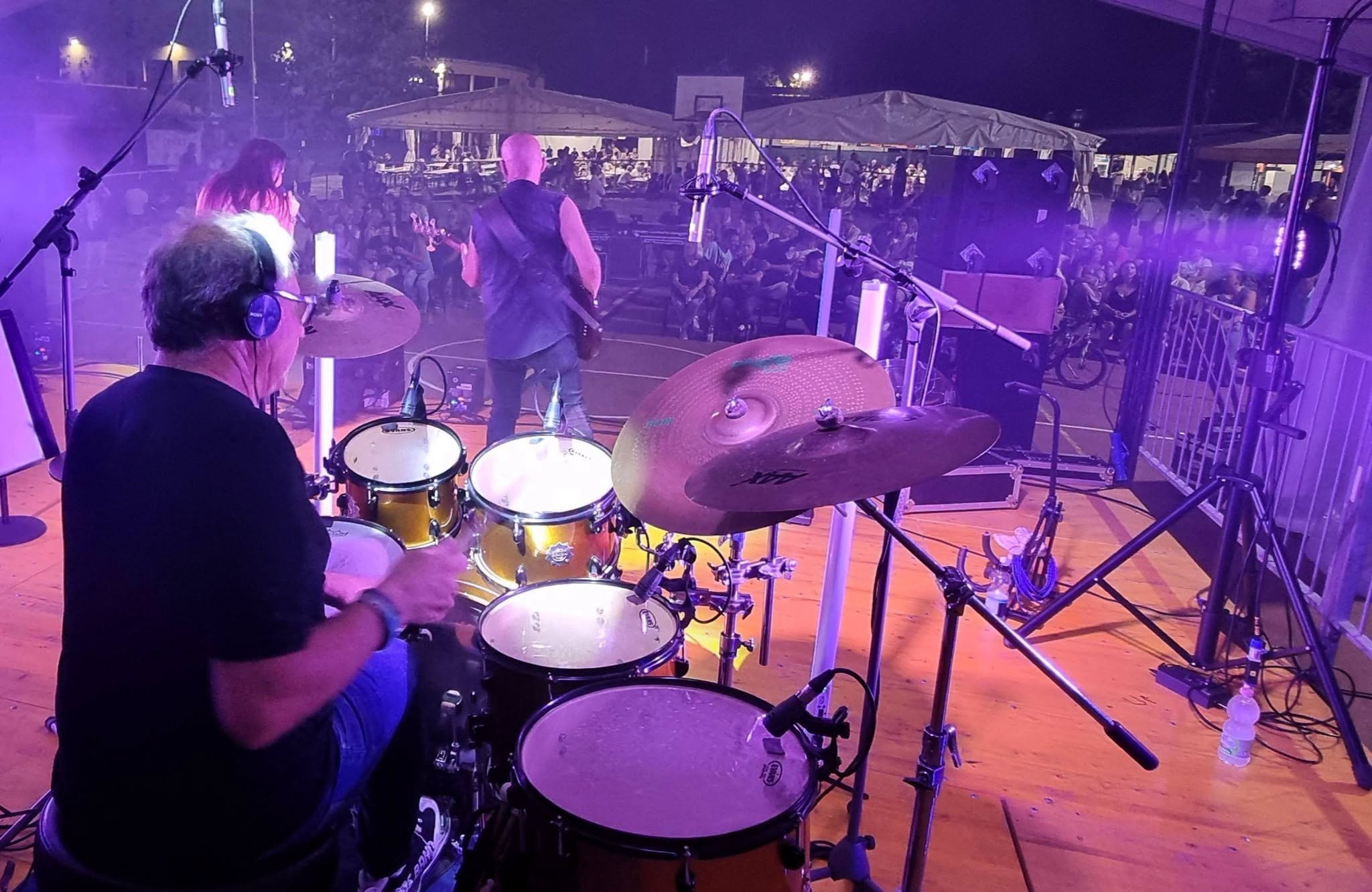 Foto 1 di OLTRELAURA TRIBUTE BAND