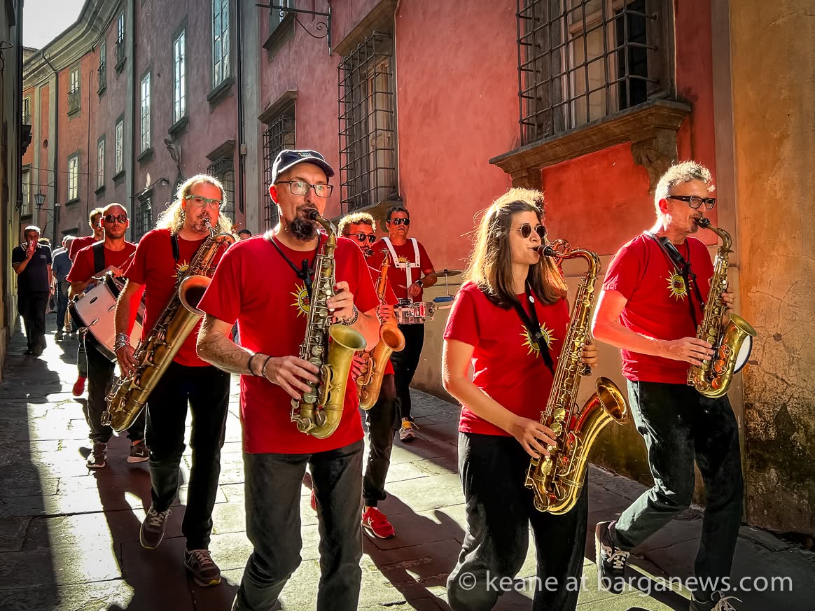 Foto 5 di MAGICABOOLA BRASS BAND