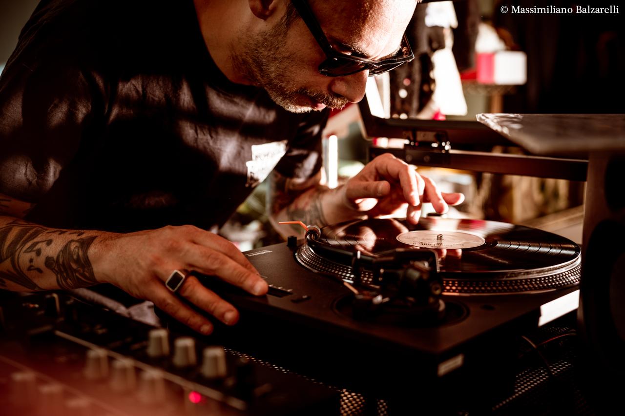 Foto 1 di DJ PIPPO FRAU